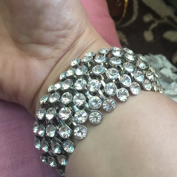 Jewelry - Beautiful rhinestone strechy bracelate